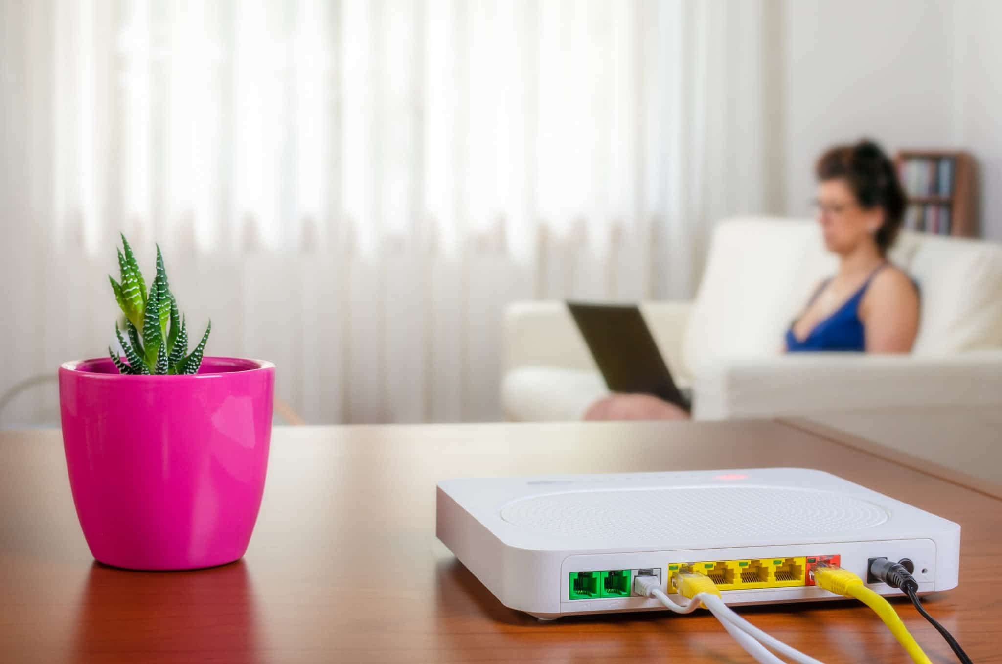 modem wifi sul tavolo del soggiorno