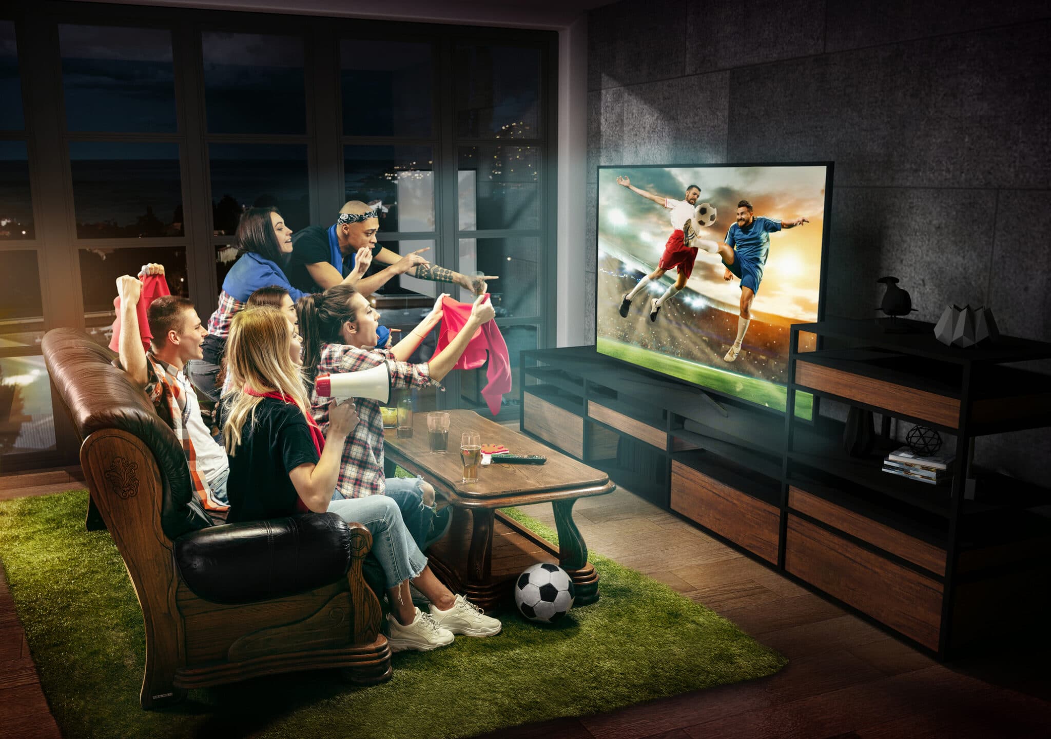 Gruppo di amici che guardare una partita di calcio, lo sport insieme sulla miglior TV 4k